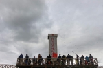 记者团在红军过草地纪念碑前按藏族的习俗撒隆达（纪念和祈福之意） - 中国山东网