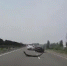 “自杀式撞击”：山东高速路上2车斗气飚车(图) - 水母网
