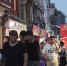 国庆首日芙蓉街游客爆满 50多名保安维持秩序 - 中国山东网
