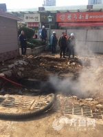 青岛暖气管破裂漏水升起20米高蒸汽 6人被烫伤正抢修 - 东营网