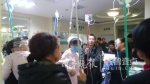 济南医院呼吸科病房一床难求 患者蹲走廊输液 - 半岛网