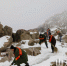 泰山：组织气象文明志愿者清扫积雪 - 气象