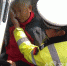 淄博老人被撞昏迷车中 协警跪地救助获网友称赞 - 东营网