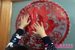 “回家过年”春节特别报道之一：继承传统 新年贴春联 - 中国山东网