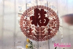 “回家过年”春节特别报道之一：继承传统 新年贴春联 - 中国山东网
