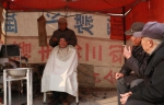 滨州：春节乡村集市剃头匠 刮脸剃头仅收六元钱 - 东营网
