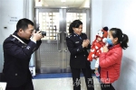 德州1岁患儿要出国治疗 民警赴北京为他办护照 - 半岛网