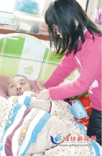 父亲突发脑溢血瘫痪 潍坊11岁女孩撑起一个家 - 半岛网