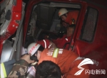 青州大货车撞上油罐车司机被困 消防展开生死救援 - 东营网