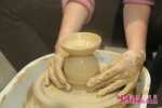 三国妹子体验陶艺制作：体验未知，用心感受 - 中国山东网