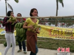 图为游客在背香蕉 钟欣 摄 - 山东华网