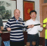 武术家于海向山东体育学院齐鲁体育文化遗产博物馆捐赠螳螂刀剑 - 中国山东网
