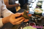 【Touch山东】美食无国界 外国友人济南首次体验包粽子 - 中国山东网