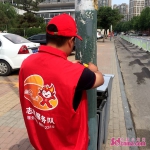 济南热力集团“暖万家”志愿者走上街头清除小广告 - 中国山东网