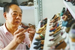 济南老鞋匠5年做了100多只微型鞋 最小的鞋仅8毫米 - 东营网