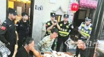 民警在餐馆抓获5名嫌疑人 警方供图 - 山东华网