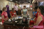 绣着的功夫 穿着的文化 外国友人体验中国传统旗袍之美 - 中国山东网