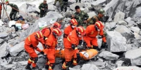 资料图：救援人员在垮塌现场找到一名遇难者。 <a target='_blank' href='http://www.chinanews.com/'></table>中新社</a>记者 安源 摄 - 山东华网