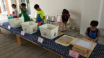 学生自己造纸练书法 威海变废为宝真有招(图) - 半岛网