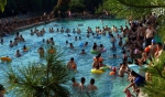 济南高温难耐 泉水浴场成人们降温的最好去处 - 半岛网