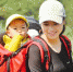 母亲向往诗和远方 背1岁半女儿走遍名山 - 山东华网