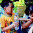 八岁娃烈日下卖冰棍感动青岛 学校将减免学费 - 东营网