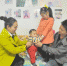 湖北宜昌“单独二孩”家庭拍摄全家福，在镜头前秀幸福。 - 山东华网