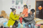 湖北宜昌“单独二孩”家庭拍摄全家福，在镜头前秀幸福。 - 山东华网