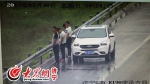 四男子济宁高速路上集体小解被拍个正着 罚200扣6分 - 东营网