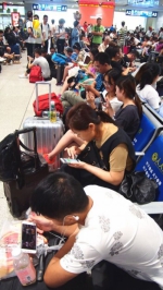 济南站迎旅客大潮 满眼都是青春的面孔(图) - 半岛网