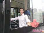 济南公交驾驶员自制“大拇指”为给其让行车辆点赞 - 中国山东网