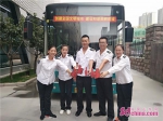 济南公交驾驶员自制“大拇指”为给其让行车辆点赞 - 中国山东网
