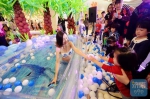 济南女大学生穿泳装扮美人鱼 每天泡在水里四小时 - 半岛网