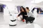 两江机器人展示中心里的服务型机器人吸引了记者们的目光。记者 石涛 摄.jpg - 中国山东网
