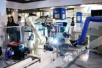 机器人智能化生产线现场演示制作汽车零部件。记者 石涛 摄.jpg - 中国山东网