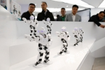 机器人集体舞蹈十分有趣。记者 石涛 摄.jpg - 中国山东网
