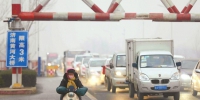 黄河大桥免费后车流量变化不大 车道减少致车速放缓 - 政府