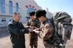 【暖新闻】中国军人的荣耀时刻：一个敬礼表达千言万语 - 中国山东网
