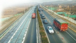 全球首条高速光伏公路在济南投用 未来电动汽车边跑边充电 - 政府