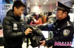 旅客安检遗失行李 暖心铁警帮忙寻回 - 中国山东网