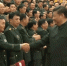 习主席超暖举动让人感动 和代表握手用双手显爱兵情怀 - 中国山东网