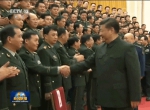 习主席超暖举动让人感动 和代表握手用双手显爱兵情怀 - 中国山东网