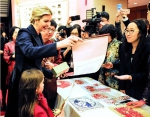 2017年2月1日，在美国华盛顿中国驻美大使馆，美国总统特朗普的女儿伊万卡（左）携小女儿阿拉贝拉出席“2017年欢乐春节－中国文化之夜”活动。新华社记者刘阳摄 - 中国山东网