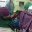 小朋友做手术 护士半蹲1小时举手机播动画 - 中国山东网
