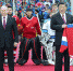 6月8日晚，国家主席习近平同俄罗斯总统普京在天津体育馆共同观看中俄青少年冰球友谊赛。两国元首同小队员们亲切交谈、合影，并共同为比赛开球。新华社记者 庞兴雷 摄 - 中国山东网