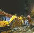 水管爆裂淹路面 工人雨夜抢修 争取当日17点前修复 - 济南新闻网
