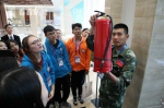 东华大学志愿者学习消防技能 - 中国山东网