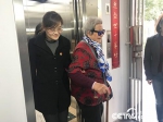 加装电梯后，93岁的李阿婆每天能“轻松”上下楼了。（孔华/摄） - 中国山东网