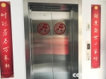 老旧小区加装电梯成了高龄老人迫切的心愿。（孔华/摄） - 中国山东网
