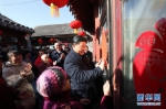 （时政）（1）习近平春节前夕在北京看望慰问基层干部群众 - 中国山东网